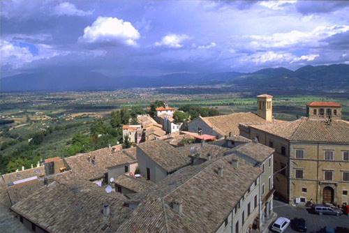 L'Arco Romanico Montefalco Bagian luar foto